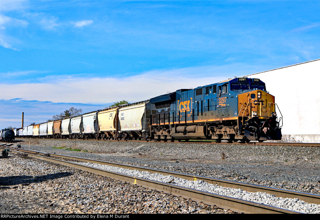 CSX 3297 on Q-403